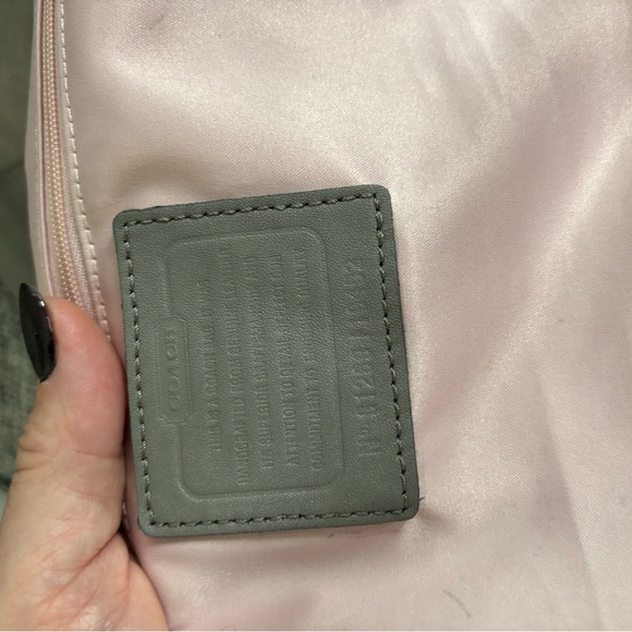 Vintage 2012 pre-loved Coach Ashley, light gray with pink lining. - Picture 7 of 8